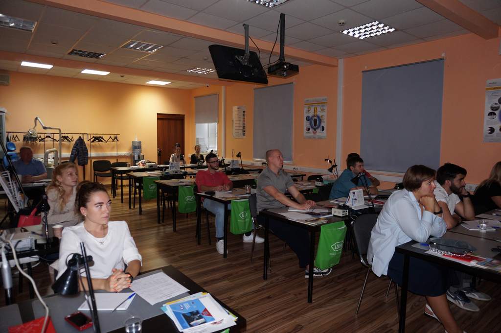 Керамические и композитные виниры в реставрации фронтальных зубов