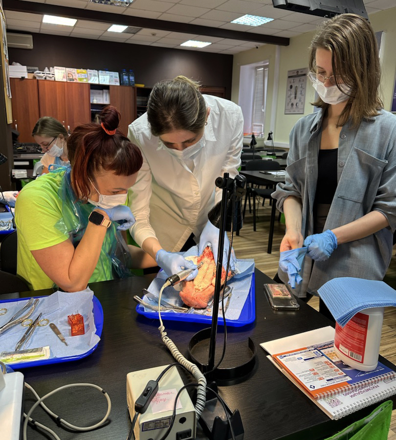 Атравматичное удаление зубов и методики наложения швов