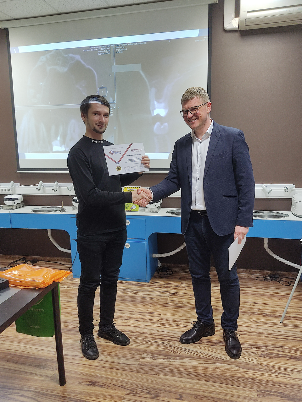 Дентальная имплантация с одновременной пластикой мягких тканей в сложных клинических случаях