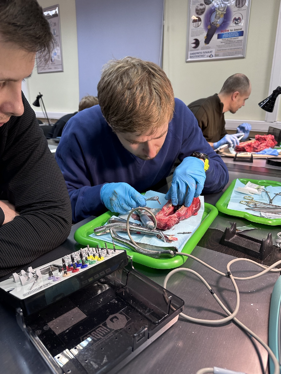 Одномоментная имплантация и немедленная нагрузка