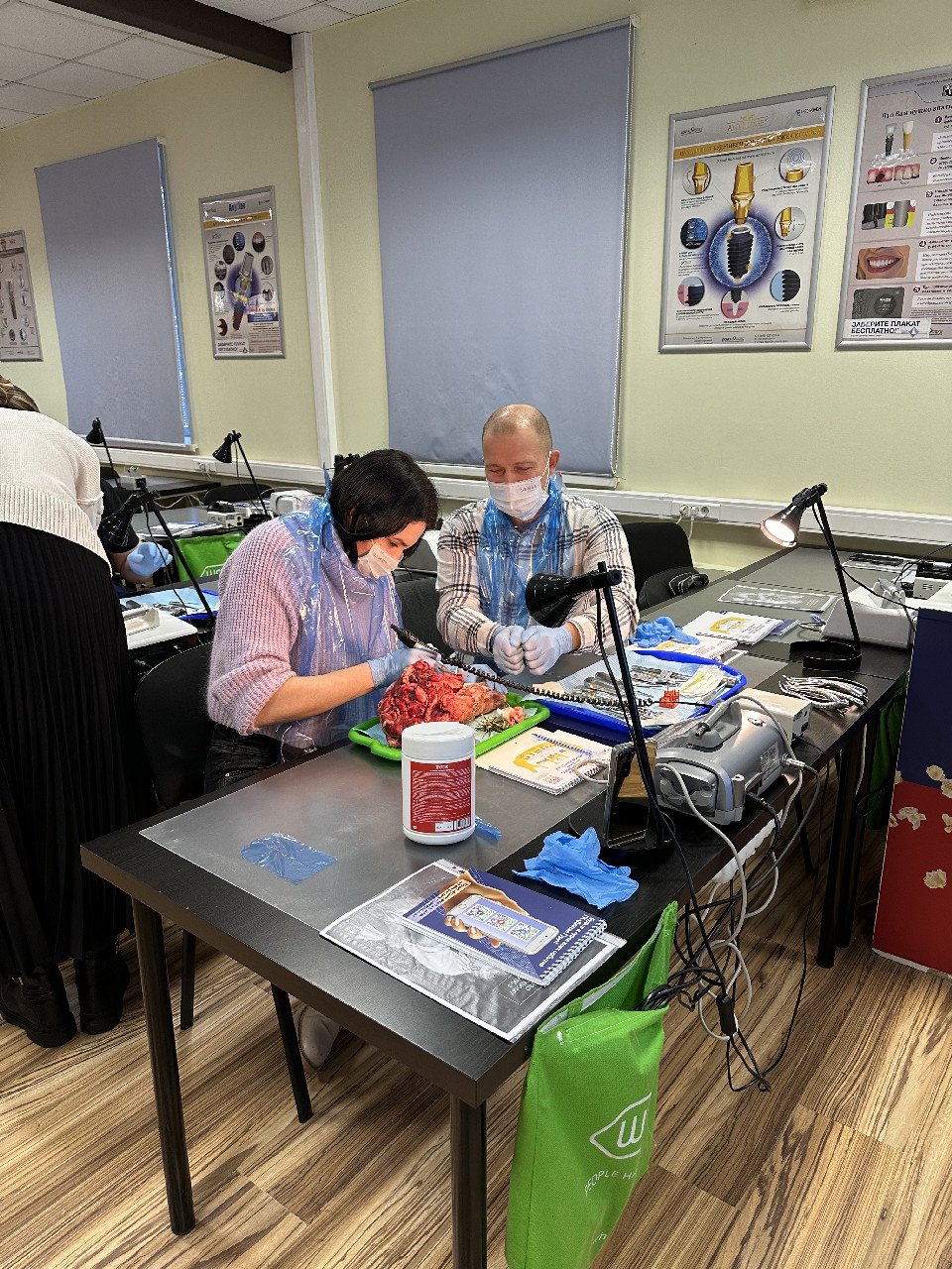 Атравматичное удаление зубов и методики наложения швов