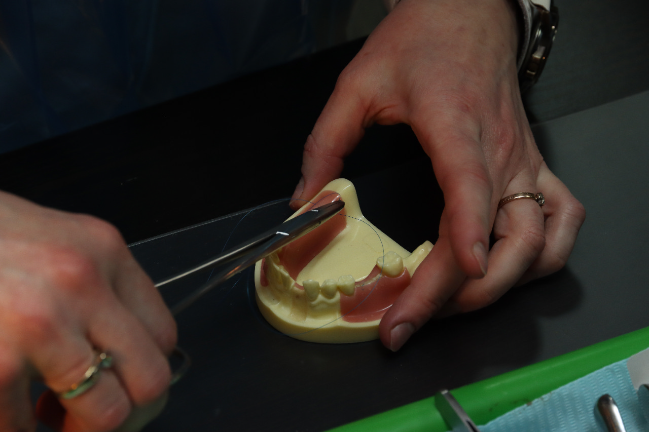 Атравматичное удаление зубов и методики наложения швов