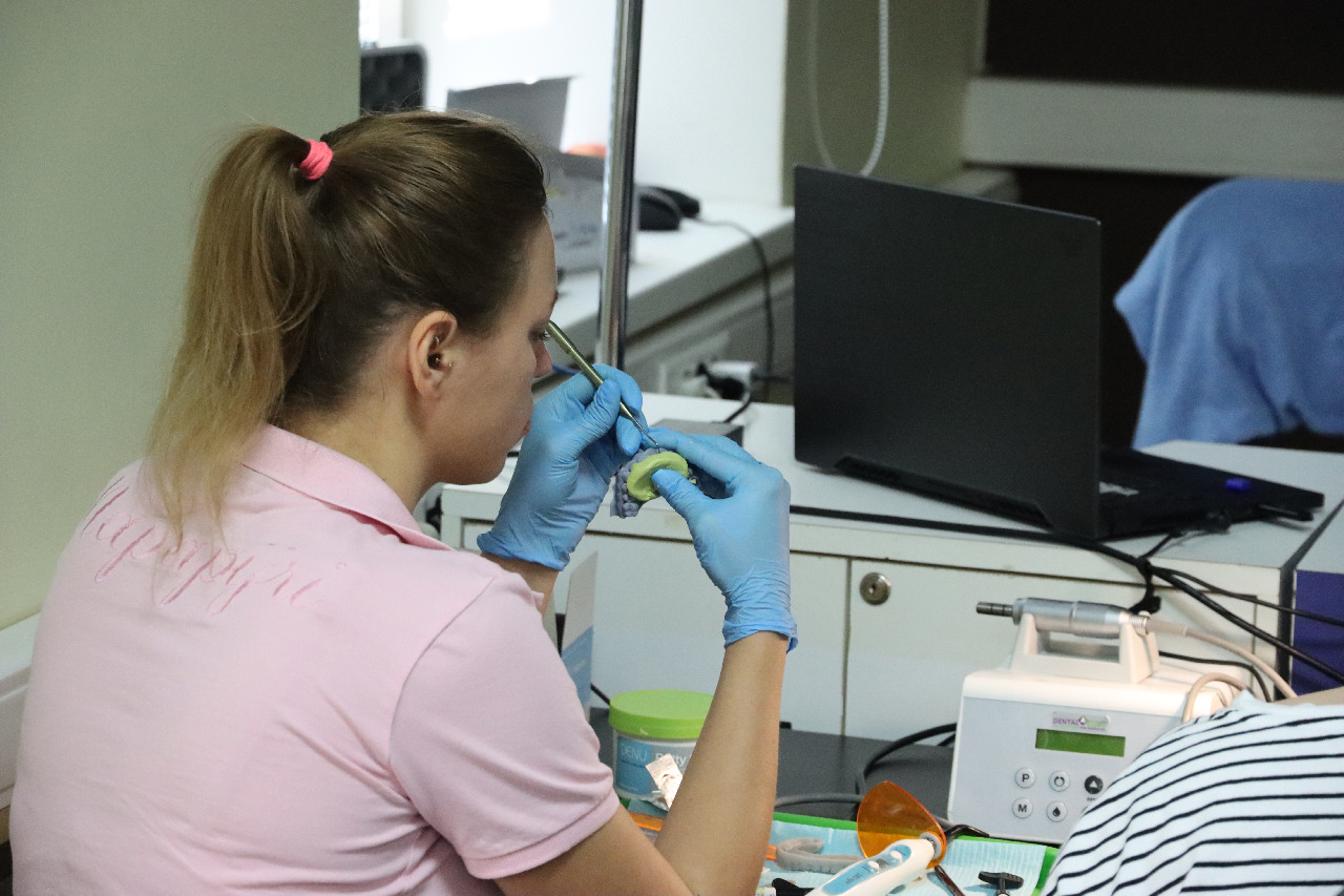 Прямые композитные виниры. Полный алгоритм и немного больше