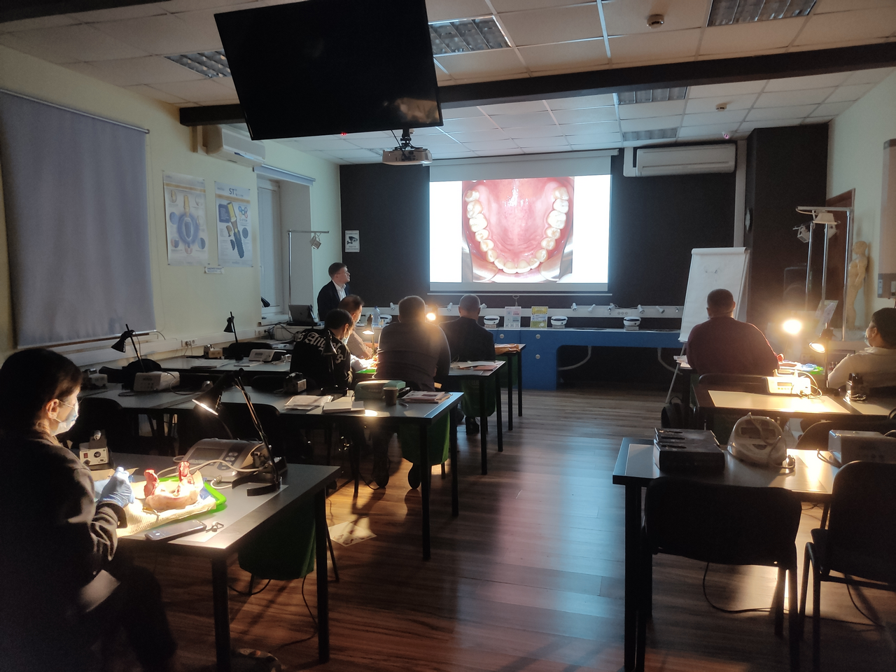 Дентальная имплантация с одновременной пластикой мягких тканей в сложных клинических случаях