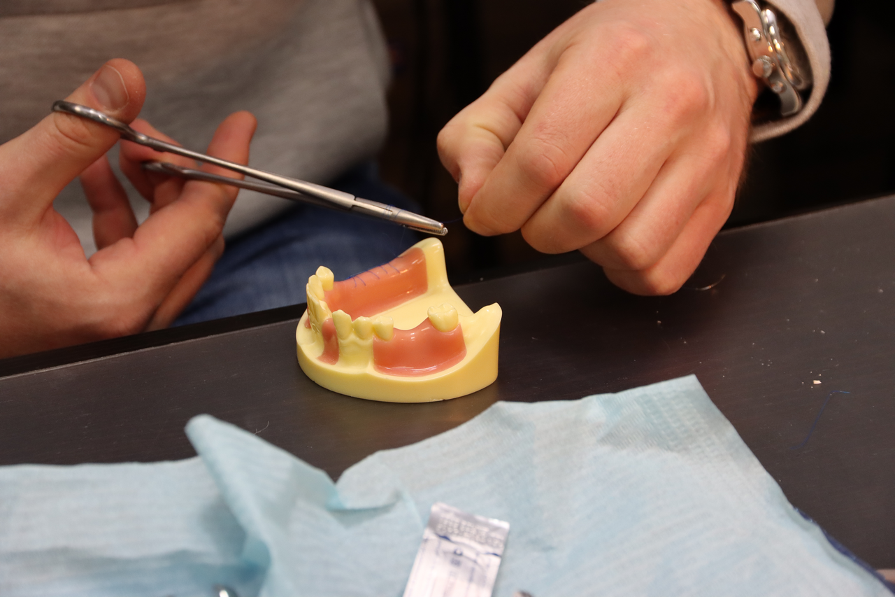 Атравматичное удаление зубов и методики наложения швов 26.01.22