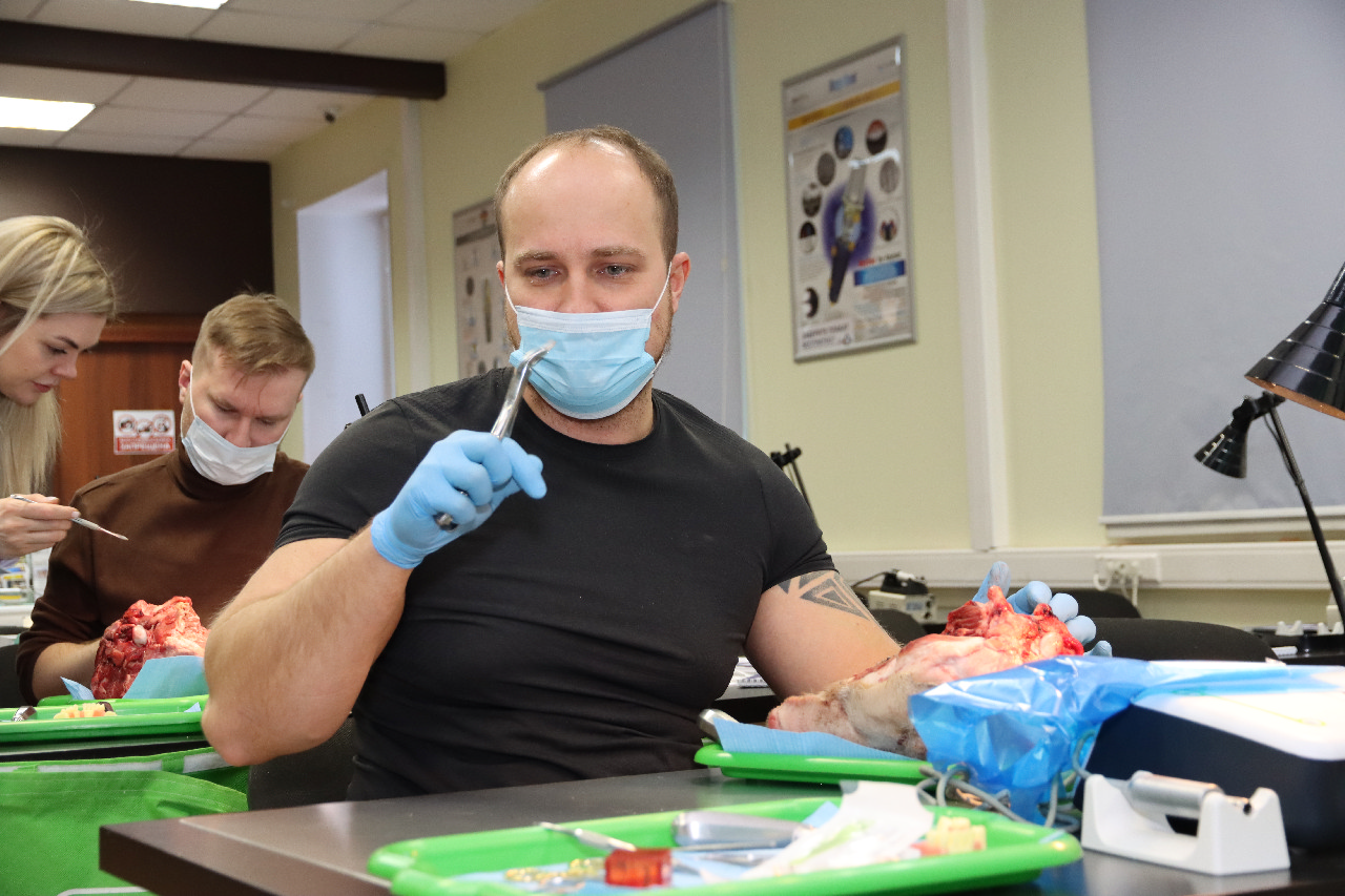 Атравматичное удаление зубов и методики наложения швов