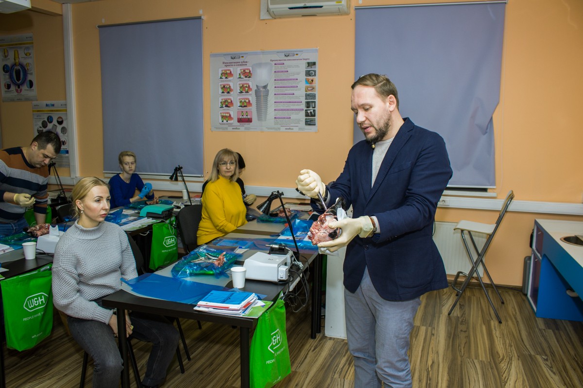 21 ноября 2019: курс Камиля Наильевича Хабиева «Атравматичное удаление зубов и методики наложения швов».