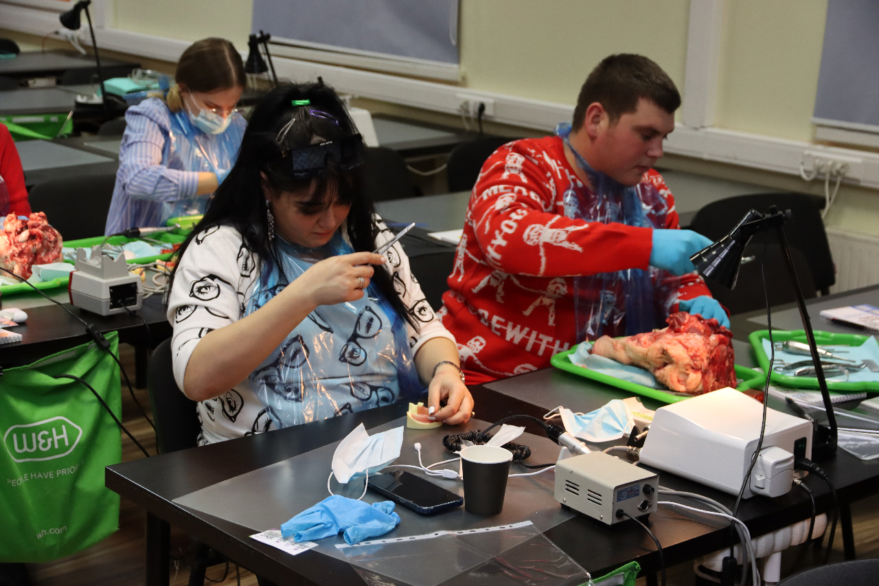 Атравматичное удаление зубов и методики наложения швов