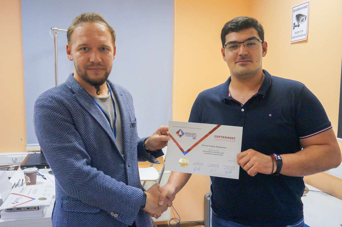 Атравматичное удаление зубов и методики наложения швов. 17 августа 2019г.