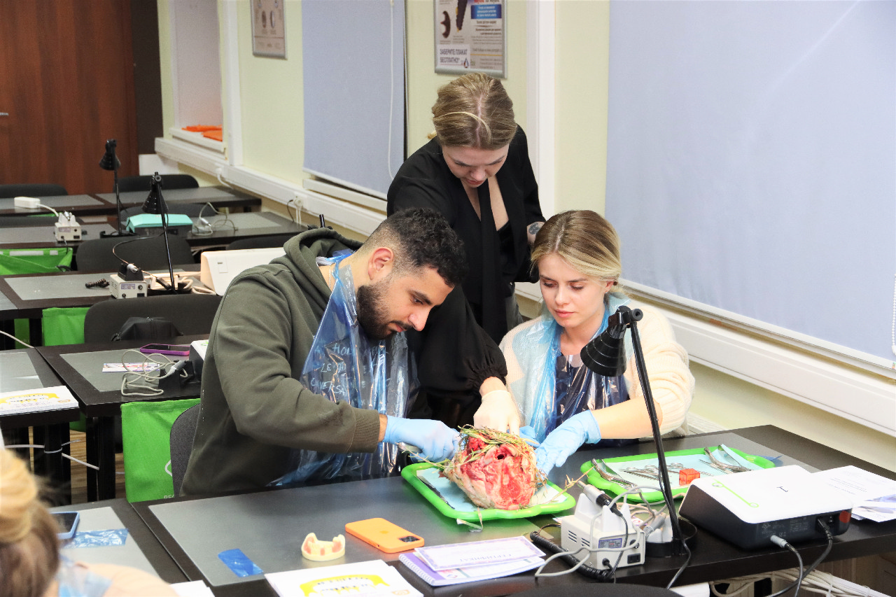 Атравматичное удаление зубов и методики наложения швов