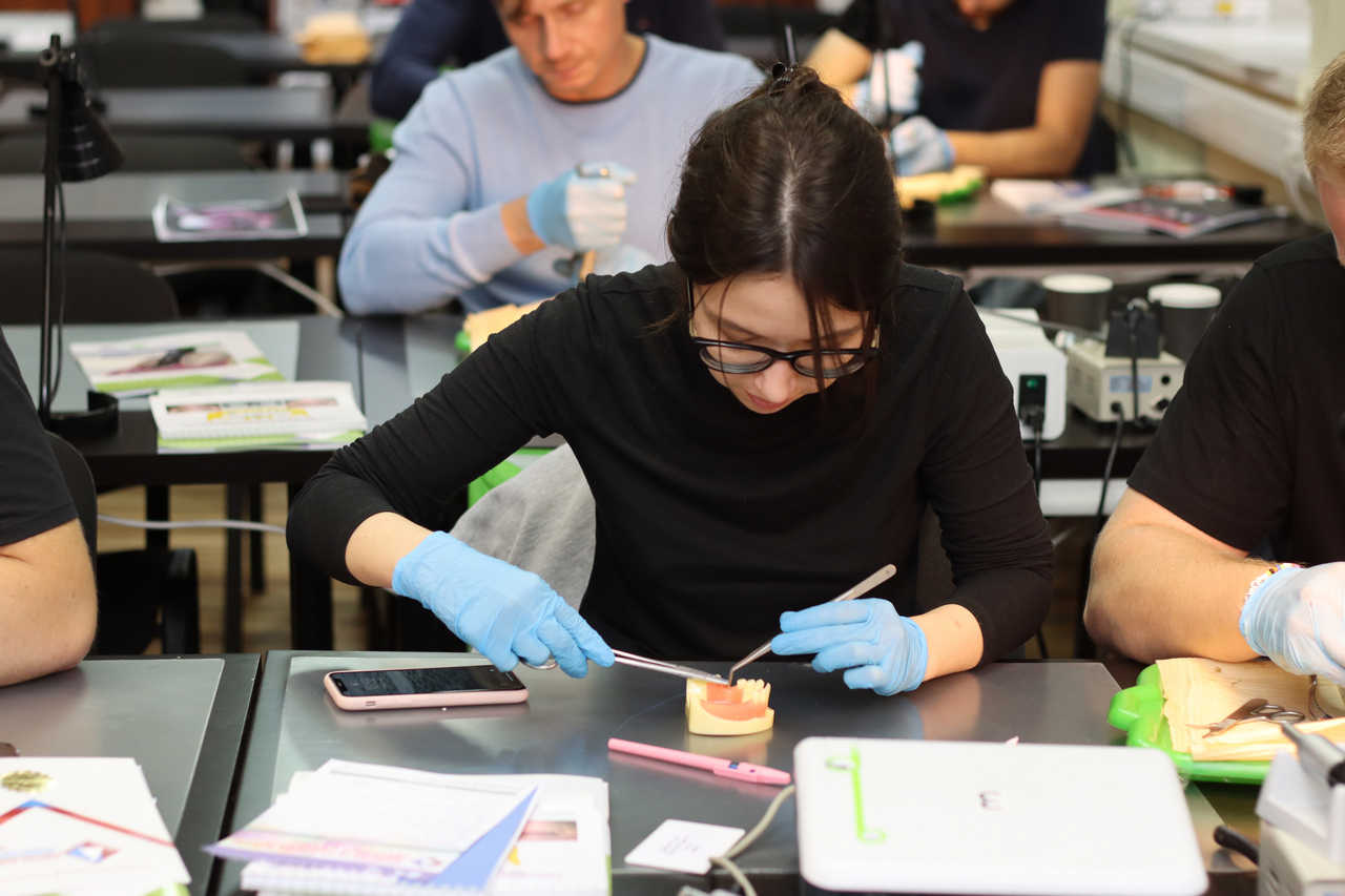 Атравматичное удаление зубов и методики наложения швов
