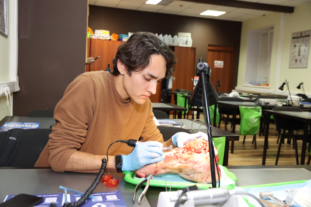 Атравматичное удаление зубов и методики наложения швов