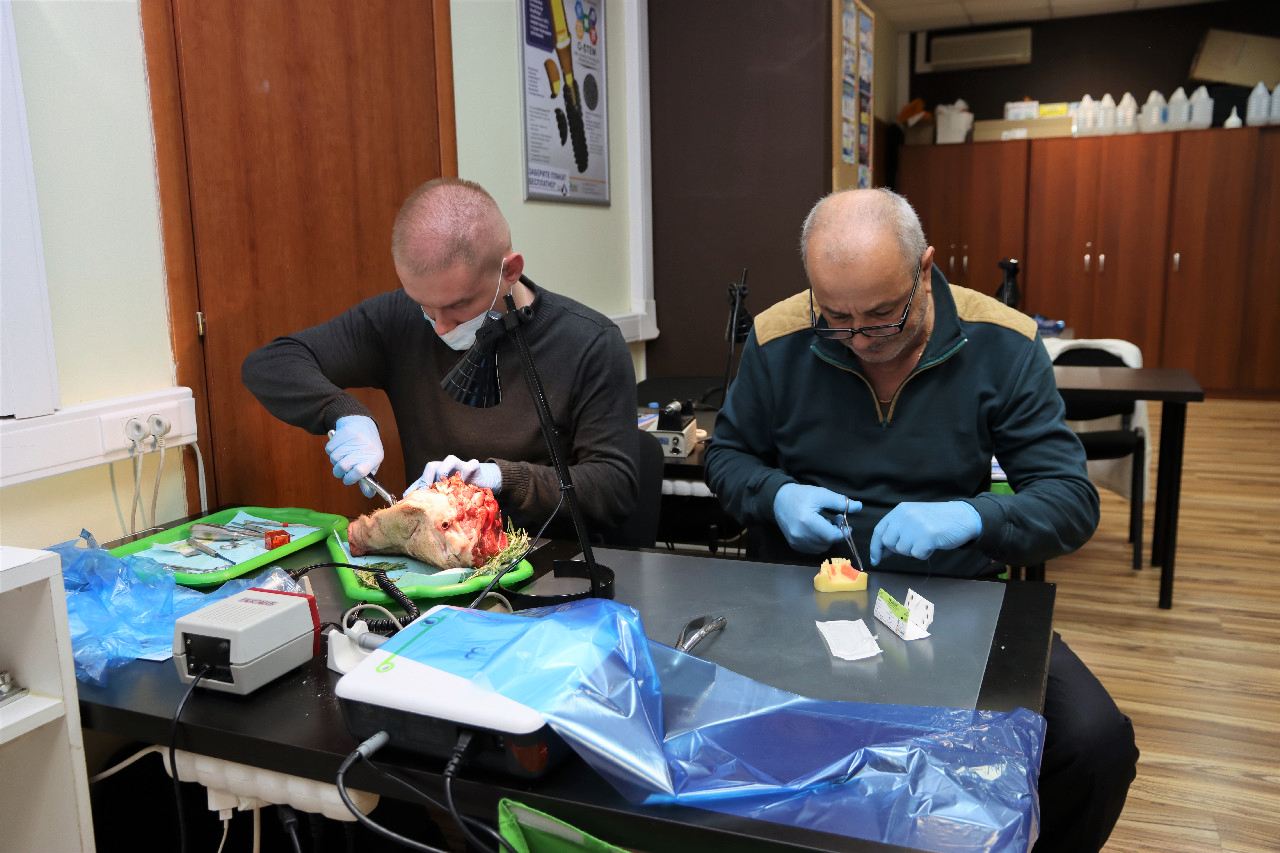 Атравматичное удаление зубов и методики наложения швов