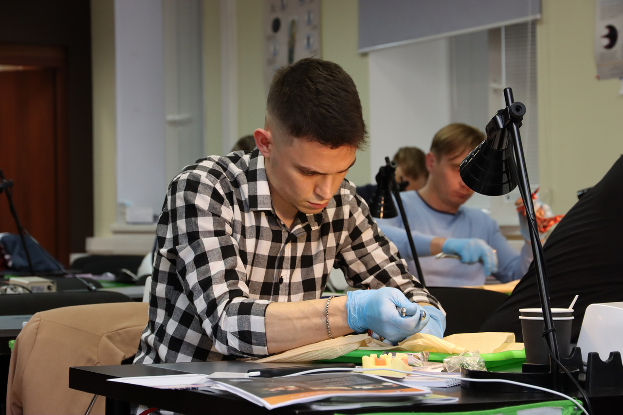 Атравматичное удаление зубов и методики наложения швов