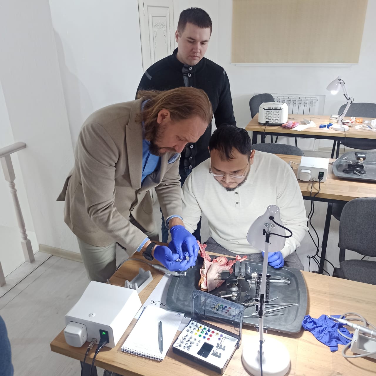 Курс Камиля Хабиева в Казастане: Атравматичное удаление зубов, одномоментная имплантация и PRF 