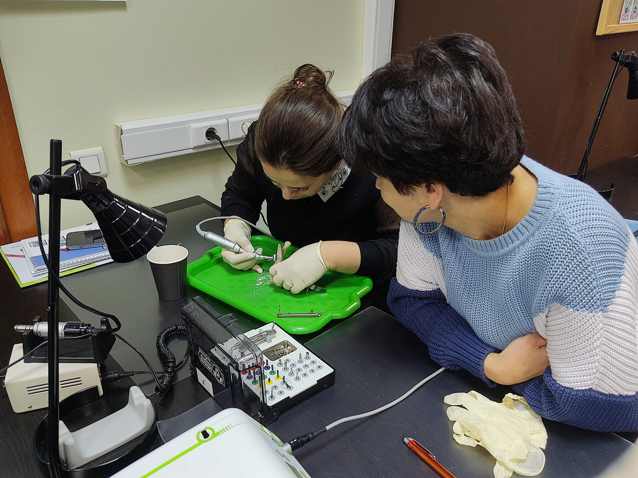 Стоматологическая реабилитация с помощью ангулированных имплантатов. Имплантация на 4-х имплантатах