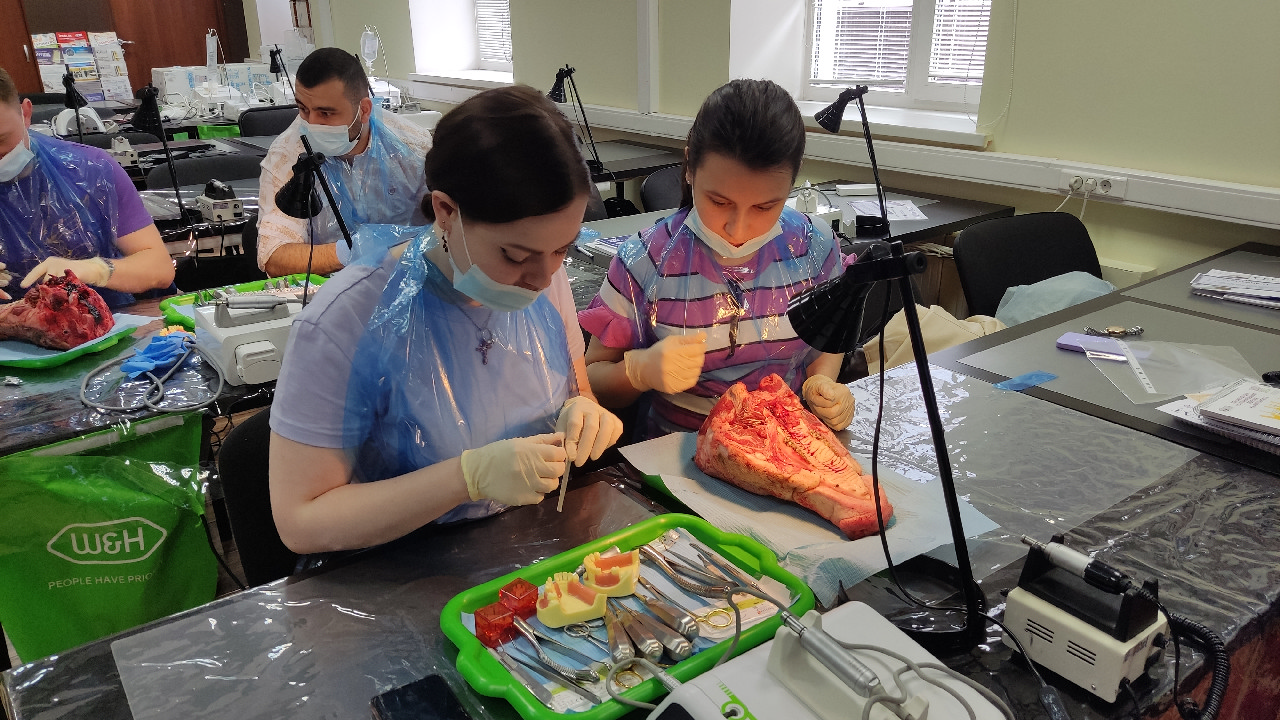 Атравматичное удаление зубов и методики наложения швов