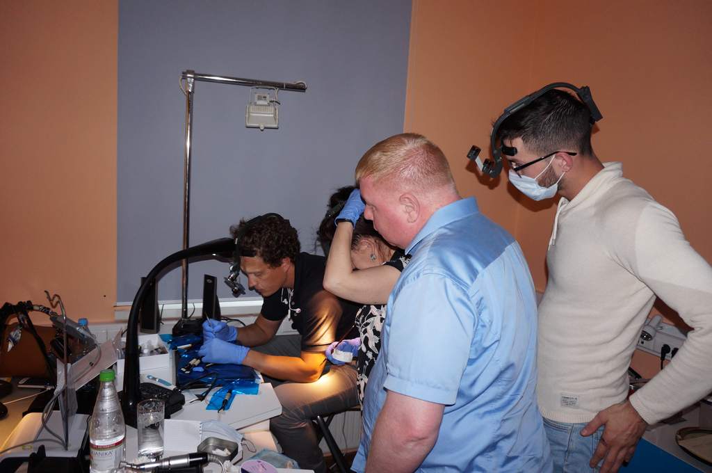 Керамические и композитные виниры в реставрации фронтальных зубов