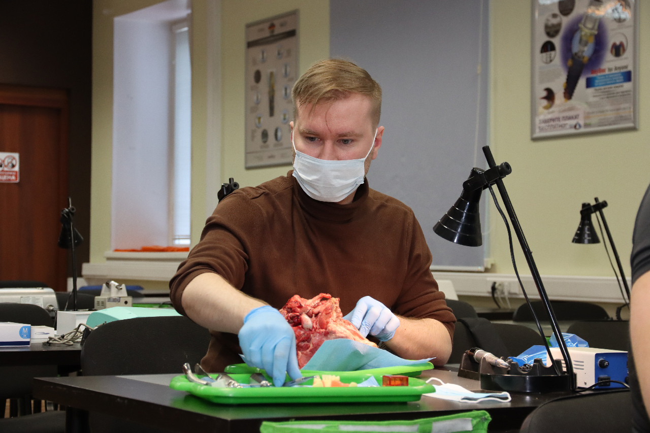 Атравматичное удаление зубов и методики наложения швов