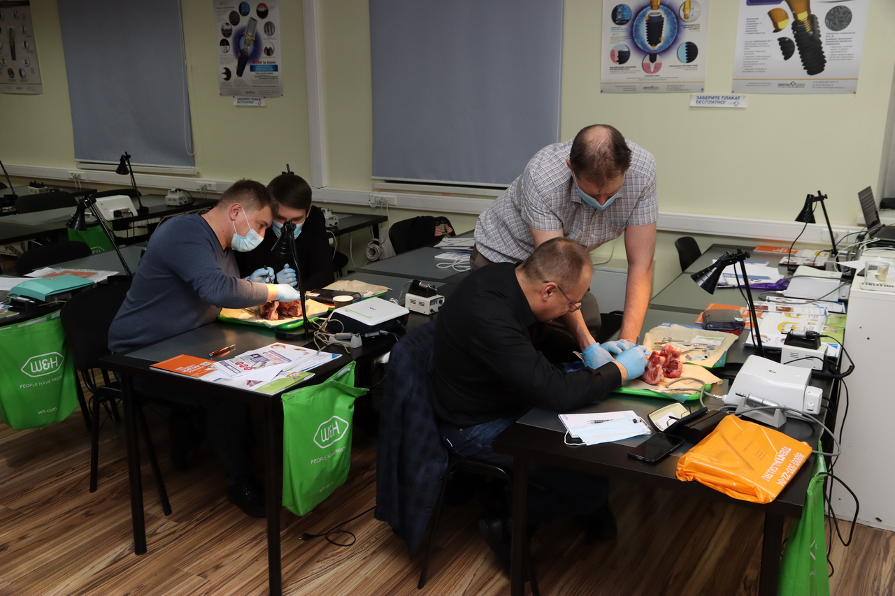 Дентальная имплантация с одновременной пластикой мягких тканей в сложных клинических случаях