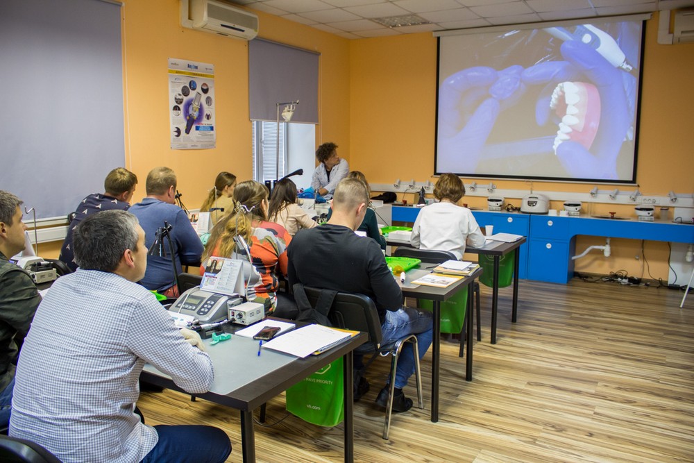 Керамические и композитные виниры в реставрации фронтальных зубов