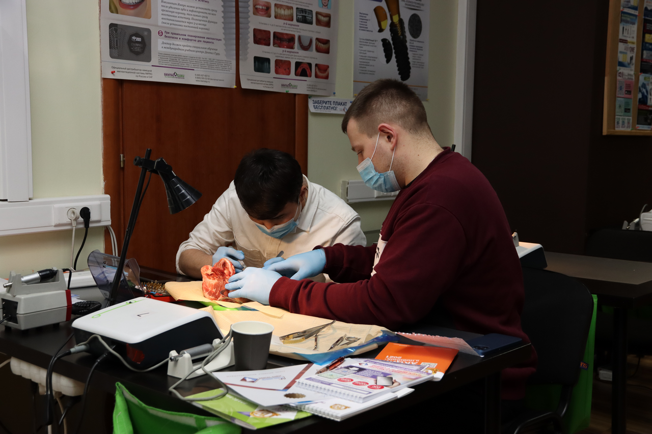 Дентальная имплантация с одновременной пластикой мягких тканей в сложных клинических случаях