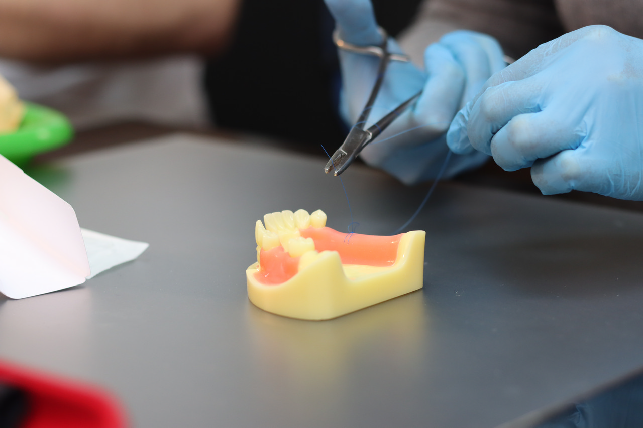 Атравматичное удаление зубов и методики наложения швов