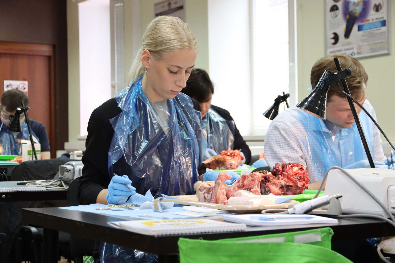 Дентальная имплантация с одновременной пластикой мягких тканей в сложных клинических случаях