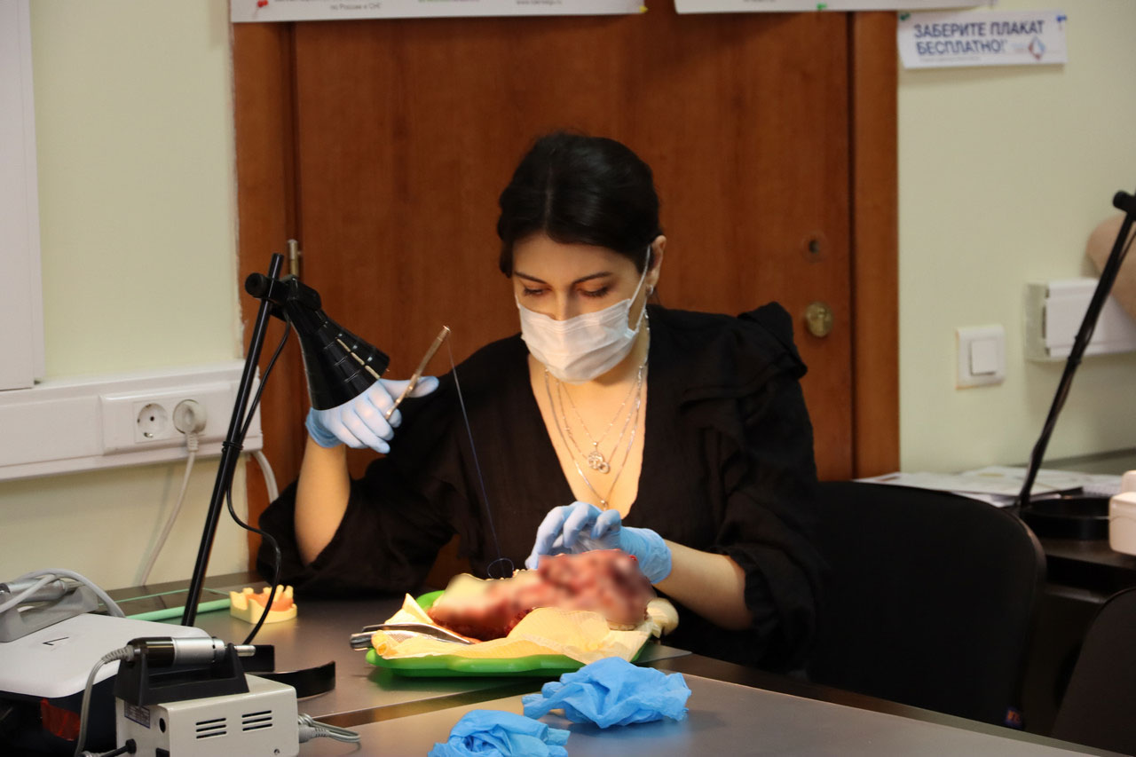 Атравматичное удаление зубов и методики наложения швов