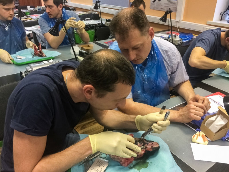 Атравматичное удаление зубов и методики наложения швов