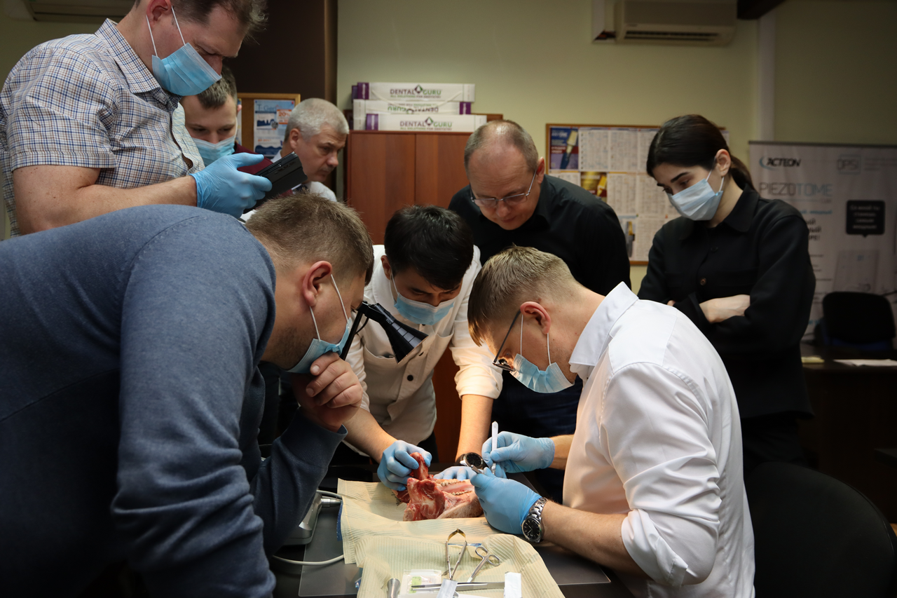 Дентальная имплантация с одновременной пластикой мягких тканей в сложных клинических случаях