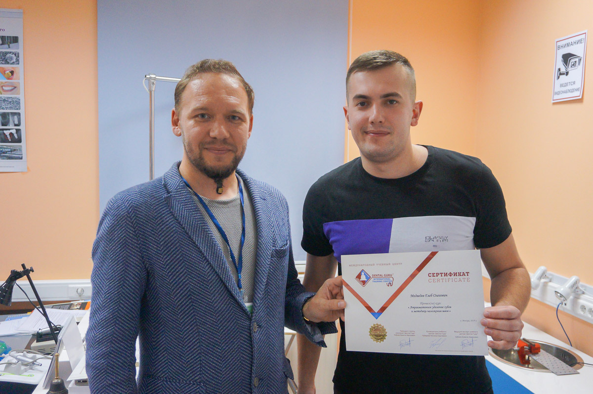 Атравматичное удаление зубов и методики наложения швов. 17 августа 2019г.