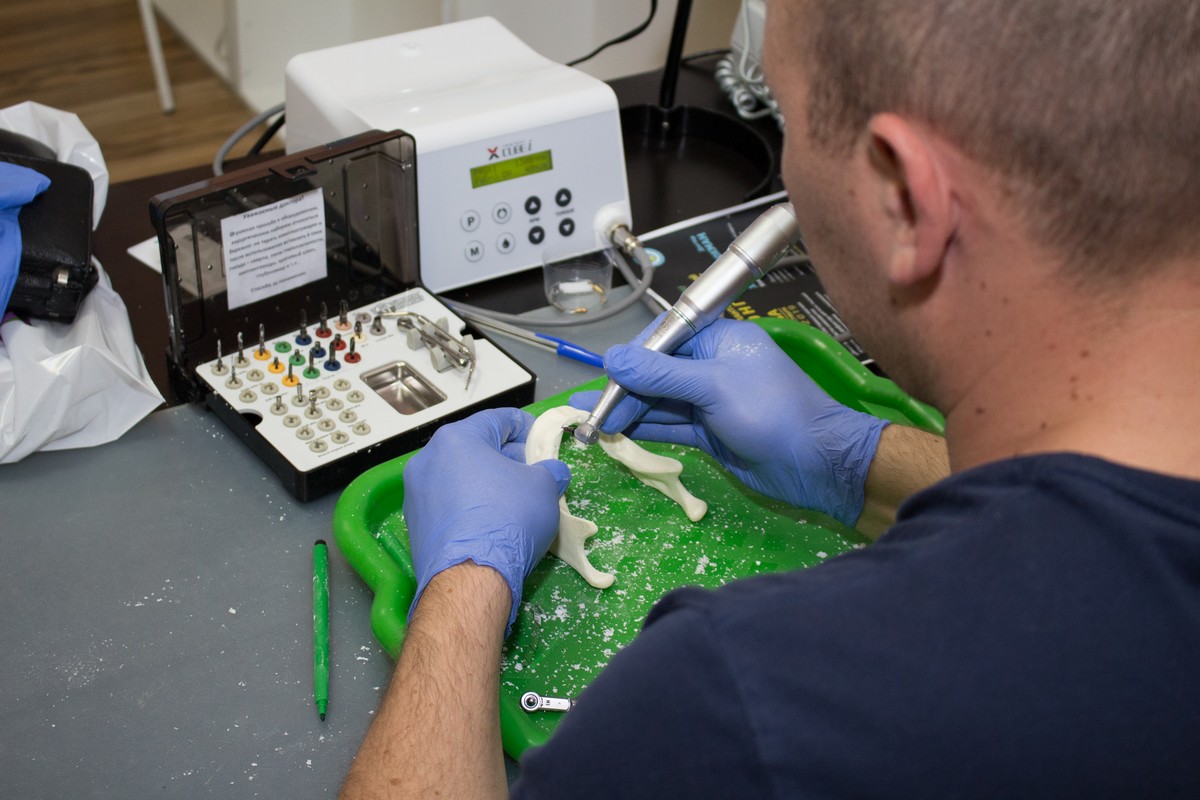 Стоматологическая реабилитация с помощью ангулированных имплантов. Имплантация на 4-х имплантатах. Физиологическое и анатомическое обоснование