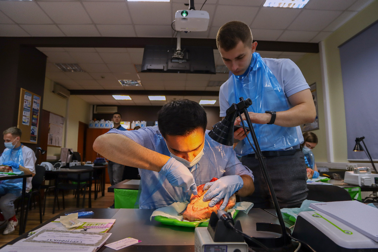 Атравматичное удаление зубов и методики наложения швов