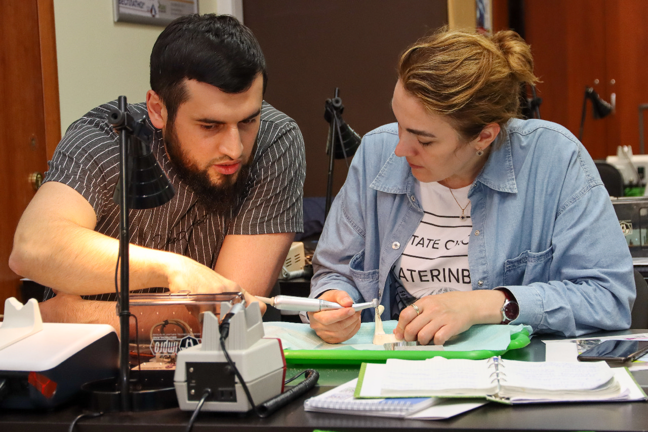 Стоматологическая реабилитация с помощью ангулированных имплантатов