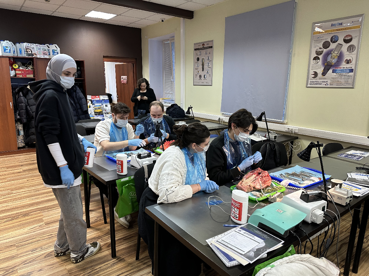 Атравматичное удаление зубов и методики наложения швов