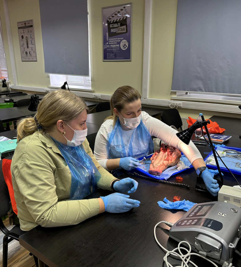 Атравматичное удаление зубов и методики наложения швов