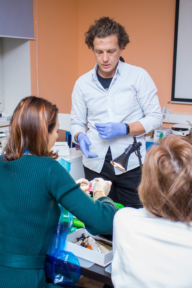 Керамические и композитные виниры в реставрации фронтальных зубов