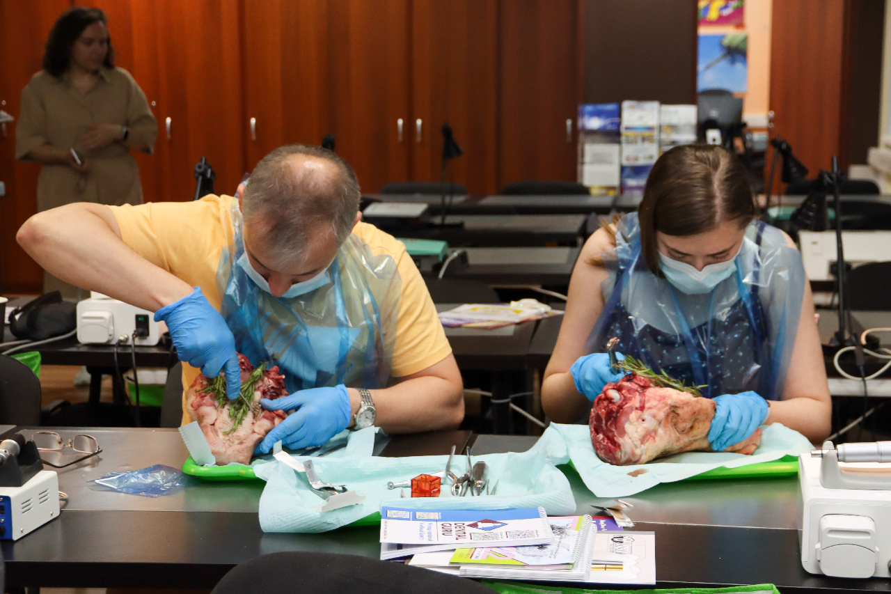 Атравматичное удаление зубов и методики наложения швов