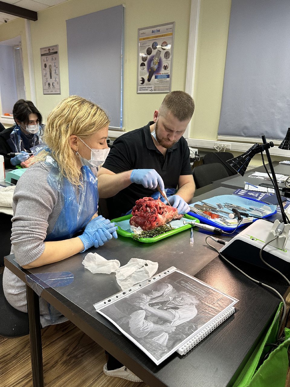 Атравматичное удаление зубов и методики наложения швов