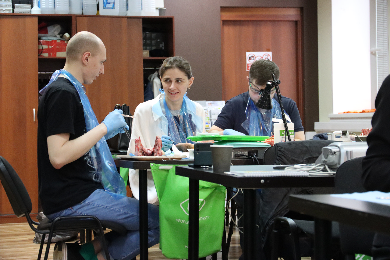 Дентальная имплантация с одновременной пластикой мягких тканей в сложных клинических случаях