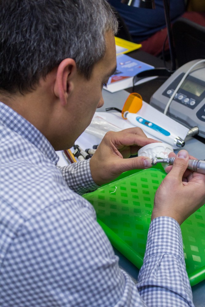 Керамические и композитные виниры в реставрации фронтальных зубов