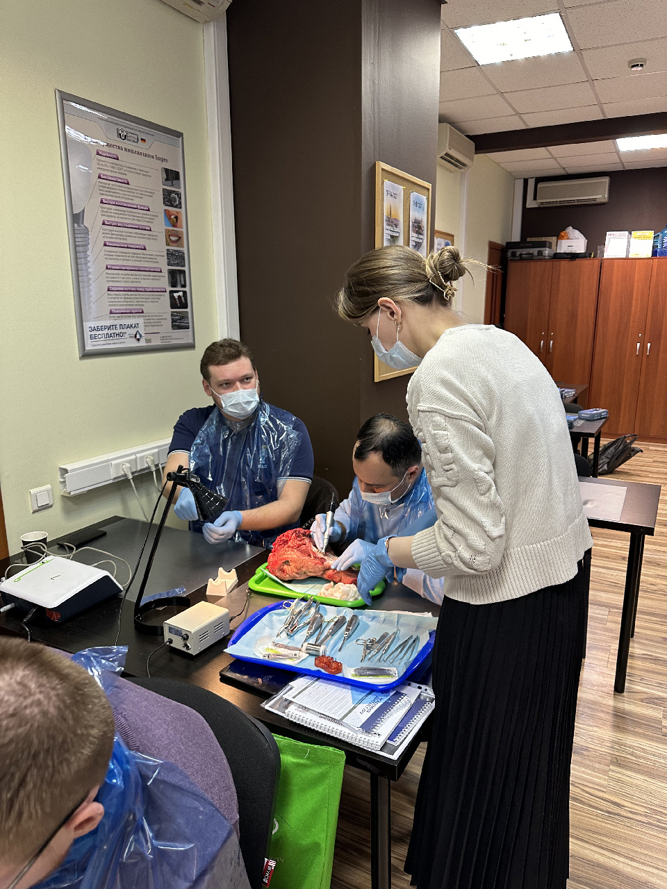 Атравматичное удаление зубов и методики наложения швов