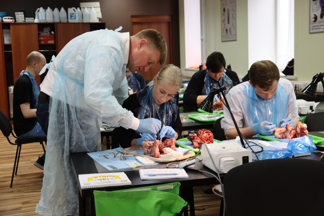 Дентальная имплантация с одновременной пластикой мягких тканей в сложных клинических случаях
