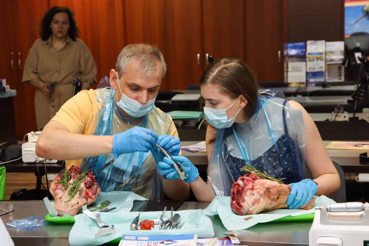 Атравматичное удаление зубов и методики наложения швов