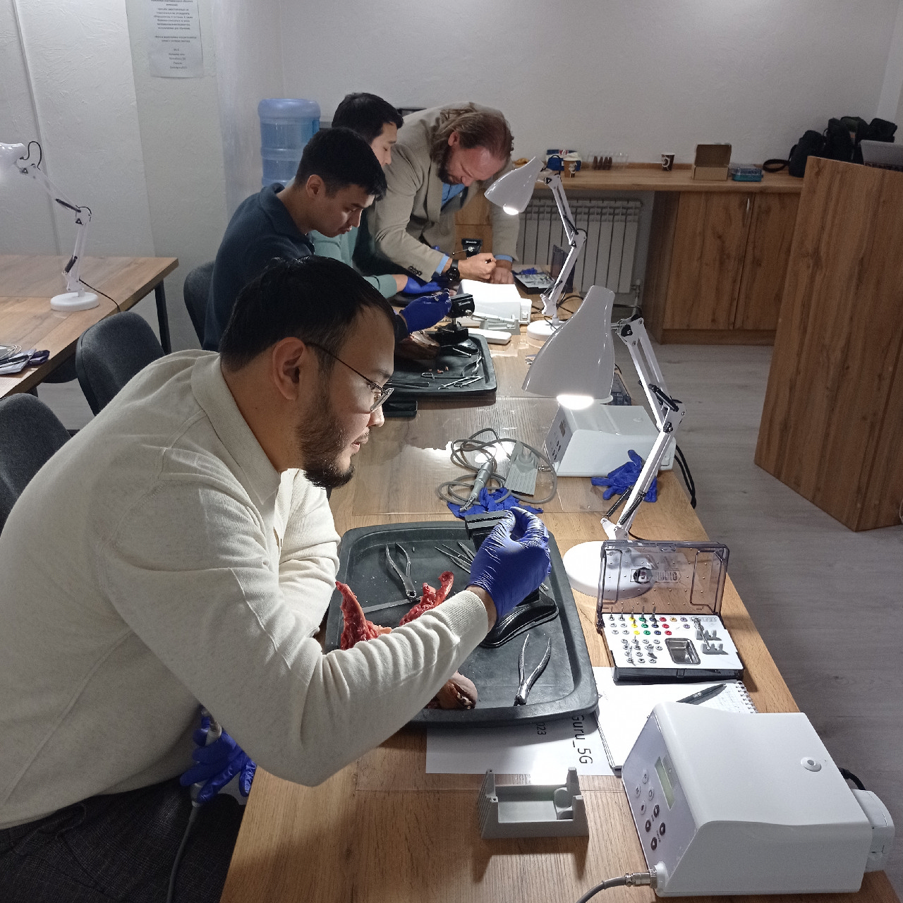 Курс Камиля Хабиева в Казастане: Атравматичное удаление зубов, одномоментная имплантация и PRF 