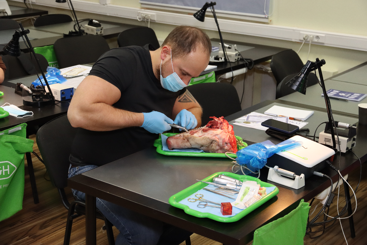 Атравматичное удаление зубов и методики наложения швов