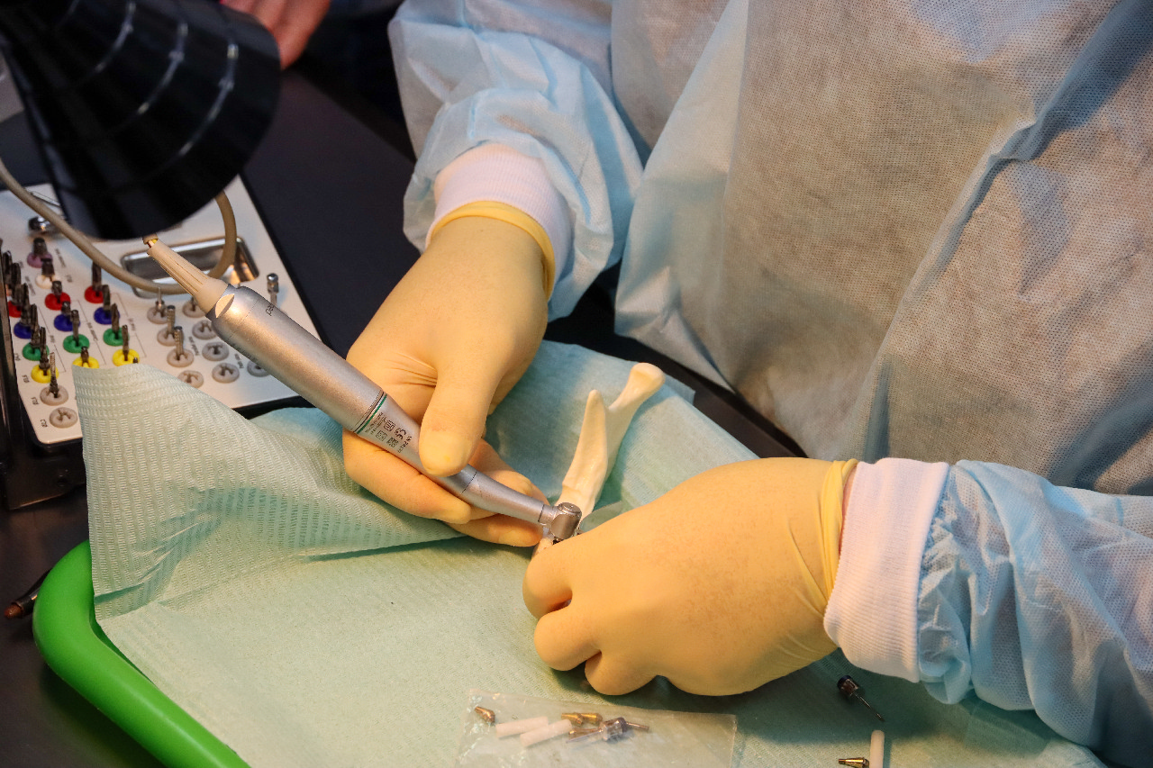 Стоматологическая реабилитация с помощью ангулированных имплантатов