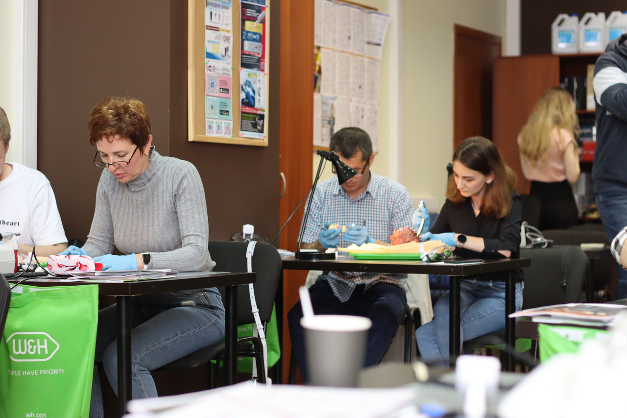 Атравматичное удаление зубов и методики наложения швов