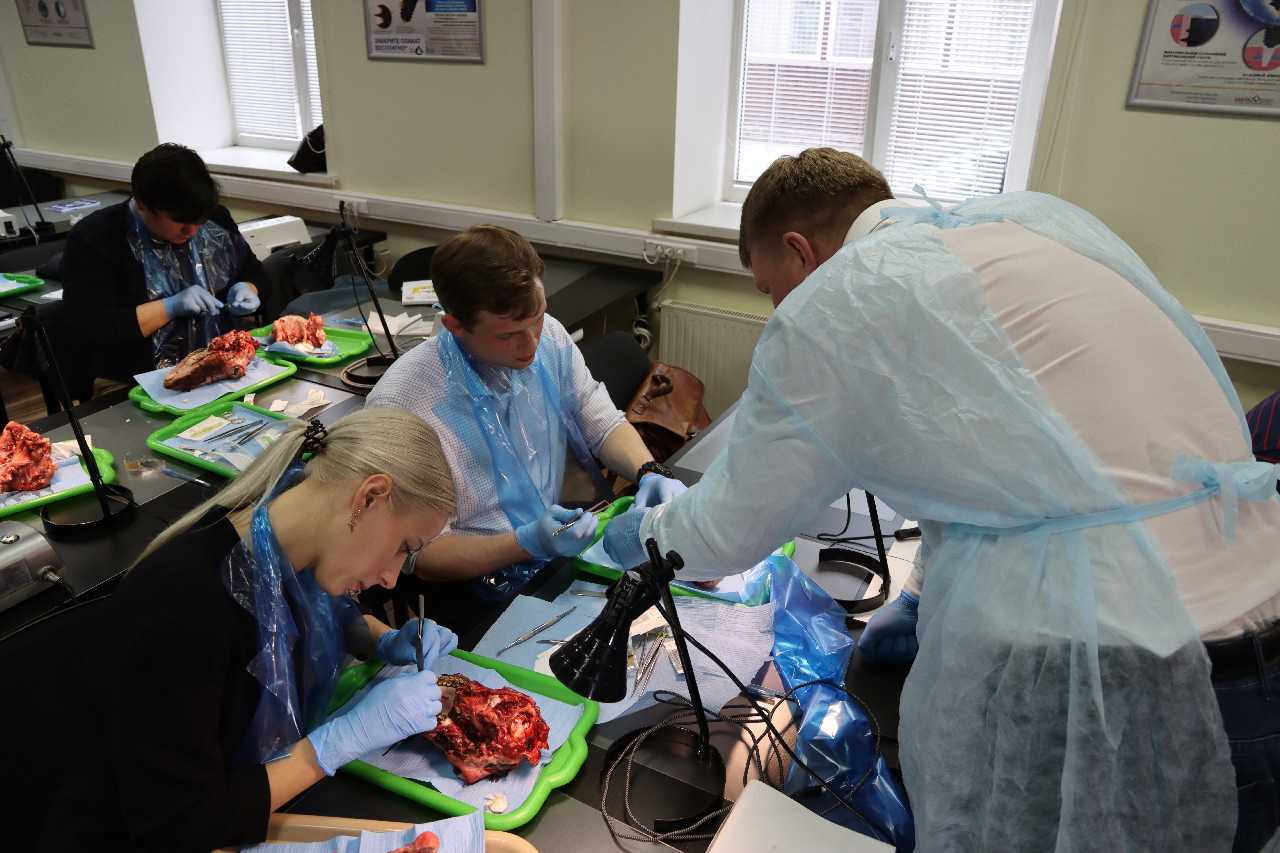 Дентальная имплантация с одновременной пластикой мягких тканей в сложных клинических случаях